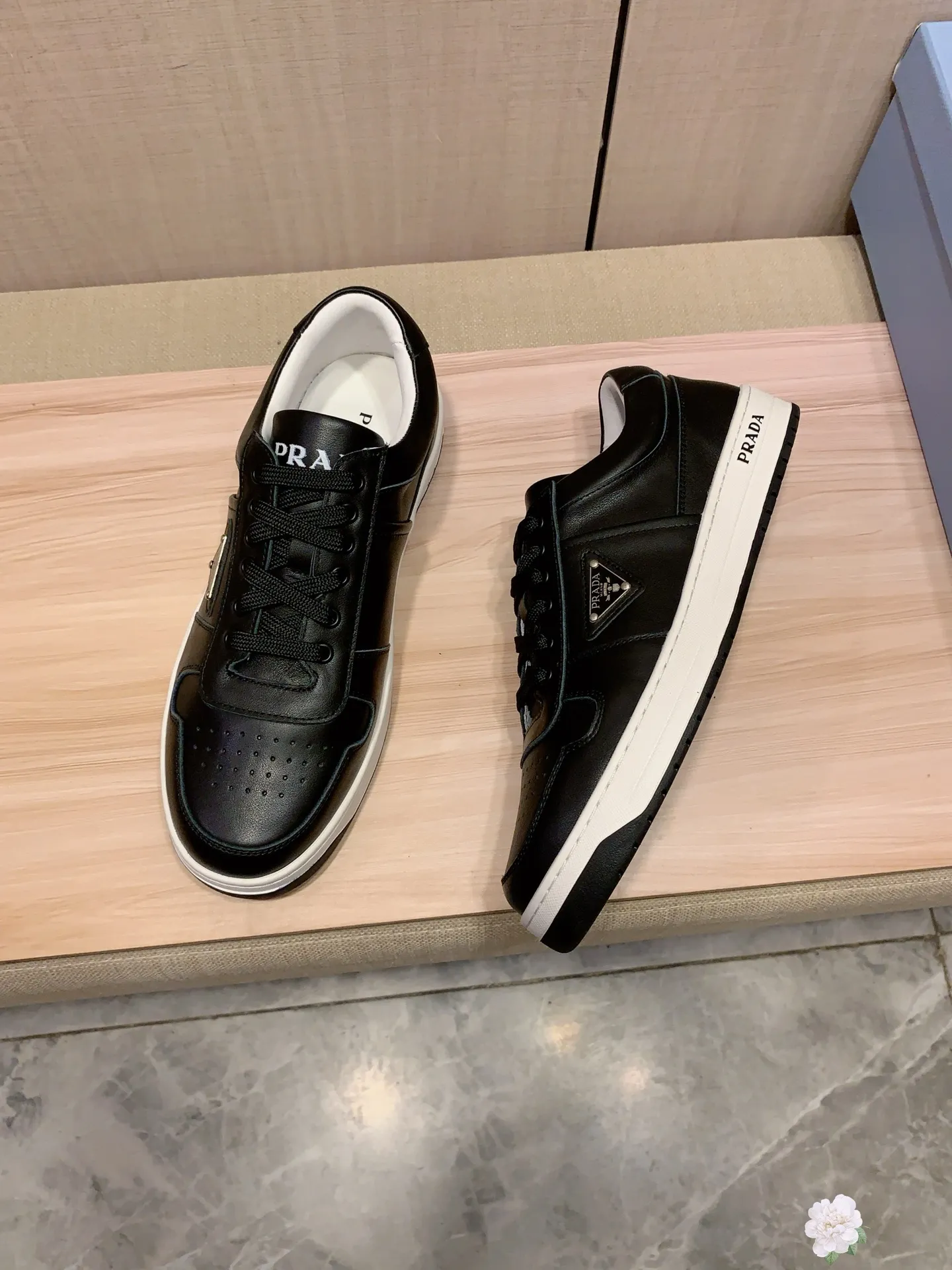 Men's Men's Shoes💰442💰💰🎩🎩[Lightning][Lightning] "PRADA*" The latest and most popular casual shoes, top brand [seduce] luxury ~ purchasing agency, top quality ~. [Strong] The upper is made of imported breathable cowhide material ➕ breathable sheepskin feet (•) with fine workmanship. The original stylish and stylish soft rubber wear-resistant and non-slip outsole is light and comfortable on the feet. The real thing looks better when photographed in real life. 226: code: 38-44, white and black 4️⃣ colors selected
